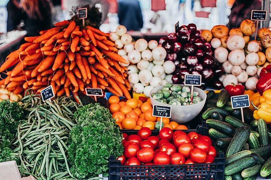 Syté barvy mají ovoce a zeleniny mají člověka příjemně naladit již na začátku nákupu.