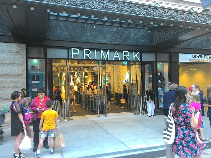 Irský módní řetězec Primark láká především na nízké ceny oblečení, obuvi a bytových doplňků.