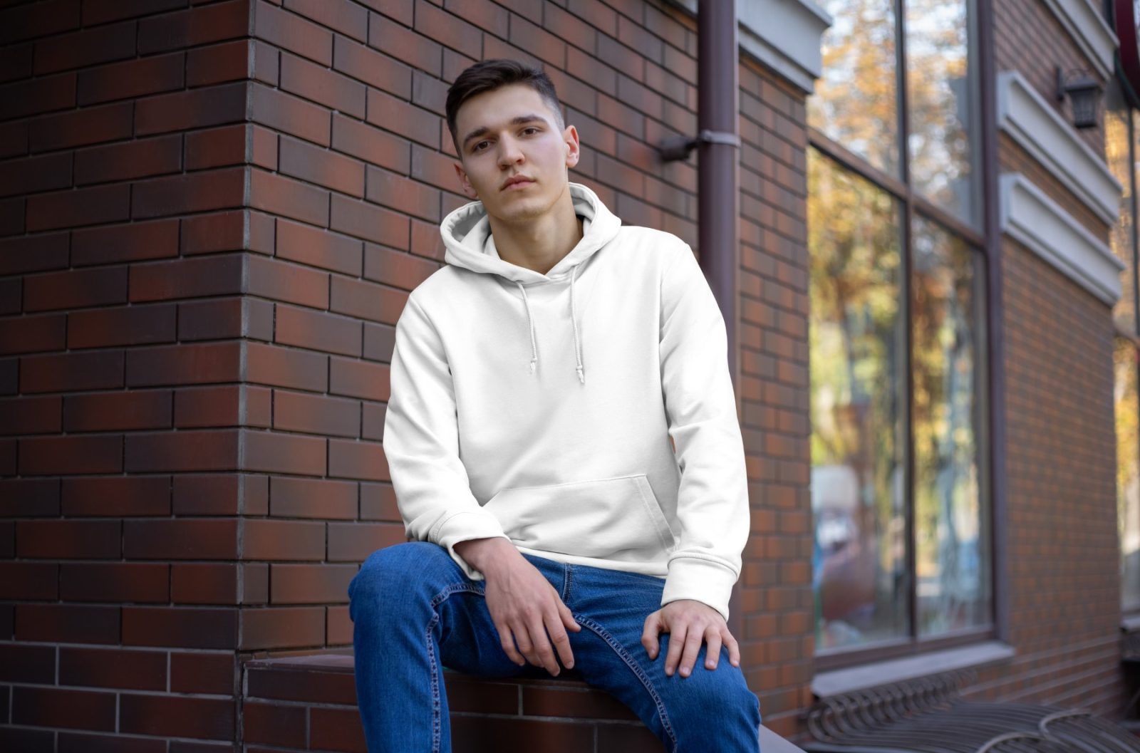 Парень в белой кофте