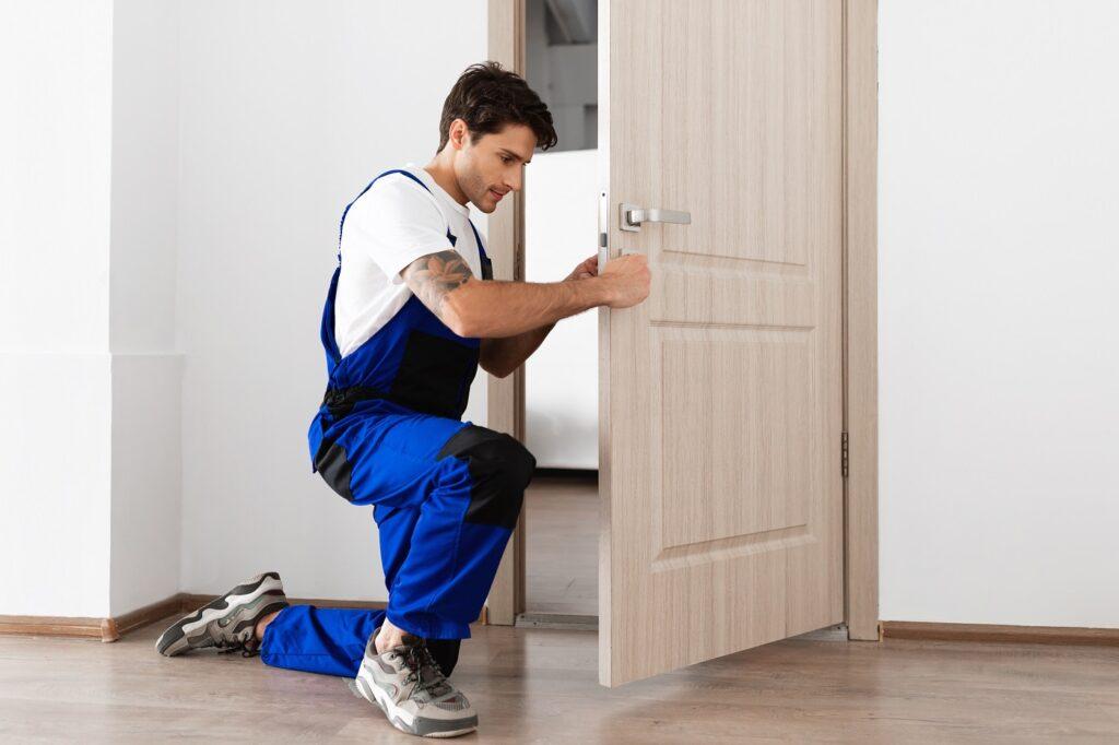 Jak opravit dveře – návod krok za krokem, i renovace či srovnání