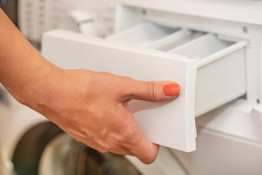 Zásobník je potřeba jednou za čas vyjmout a důkladně vyčistit od zbytků prášku.