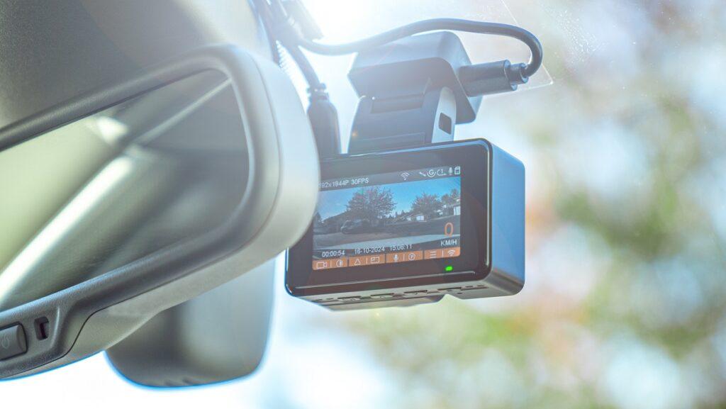 Duální kamery do auta bez kabelu snímají dění vpředu i vzadu současně.