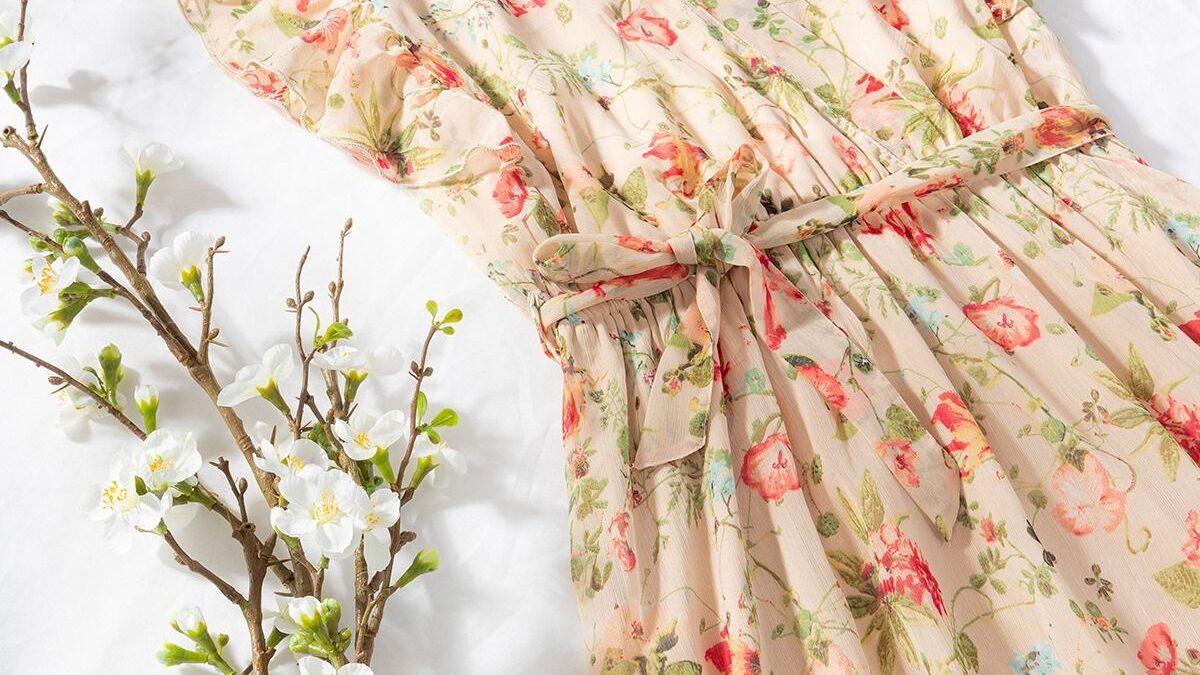 Romantické letní šaty s květinovým vzorem značky Takko.