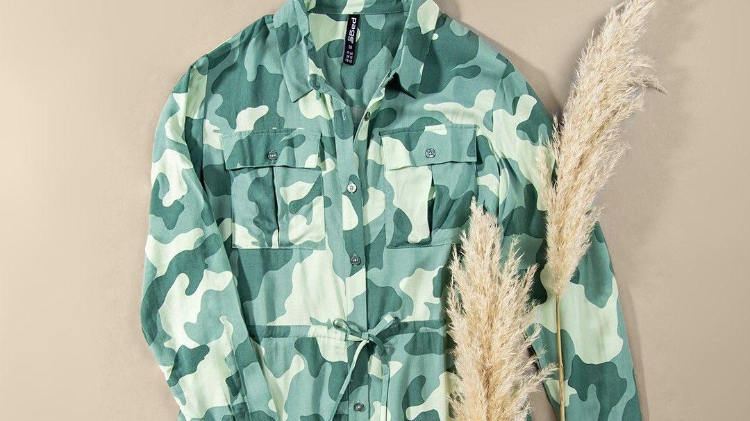 Maskáčové košilové šaty značky Takko.