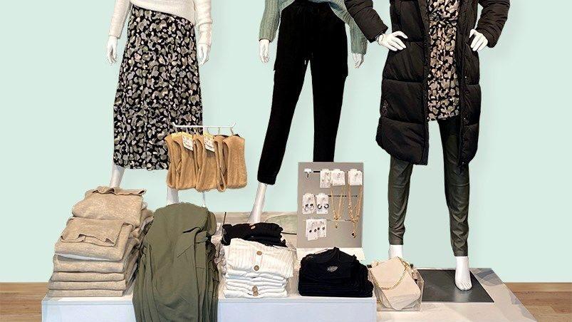 Figuríny s podzimním a zimním outfitem značky Takko.